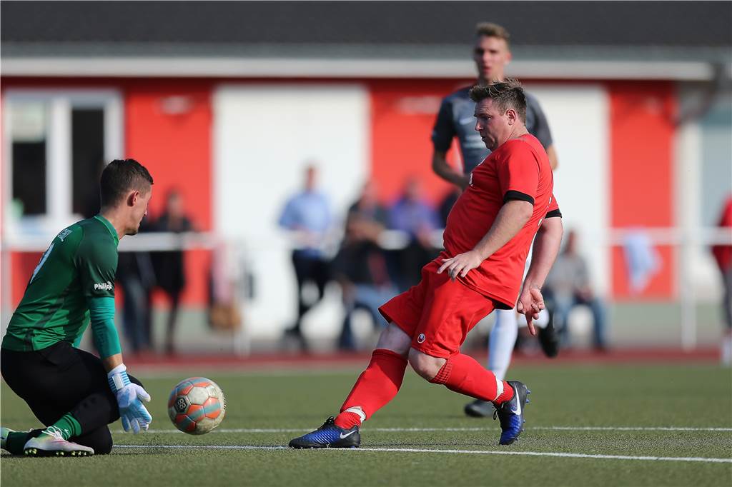 Dennis Hasecke traf vor Jahren für die SG Castrop als spielender Trainer gegen den FC/JS Hillerheide.