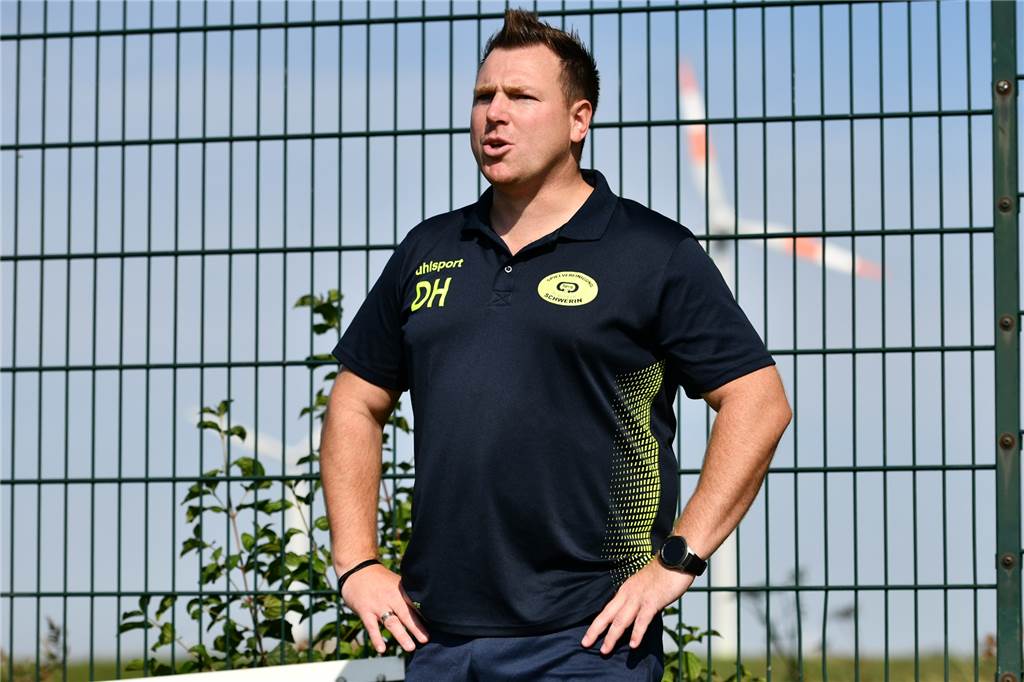 Fünf Neuzugänge auf einen Streich: Club hält sich erst komplett zurück und gibt jetzt Vollgas Dennis Hasecke, Trainer der Spvg Schwerin.