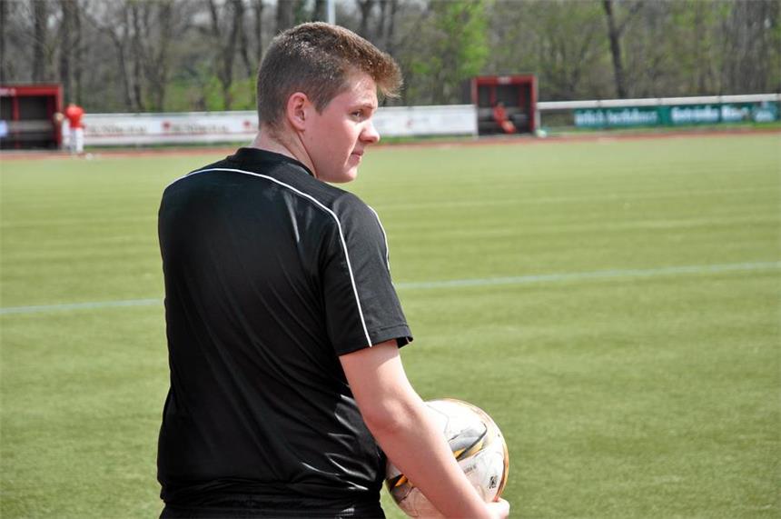 Fußball aus Sicht eines Schwerter Schiedsrichters Dennis Heinings ist Schiedsrichter. Aus seiner Perspektive sieht Fußball mal ganz anders aus.