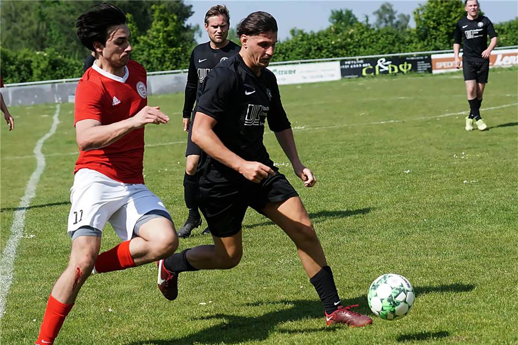 Fröndenberg holt Heyna: Neue Herausforderung an alter Wirkungsstätte Zwei Spieler im Zweikampf um den Ball.