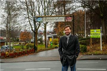 Dennis Horn vor dem Eingang zu „seiner“ Kleingartenanlage, in der auch Westrichs einziges Restaurant liegt: das Grammophon.