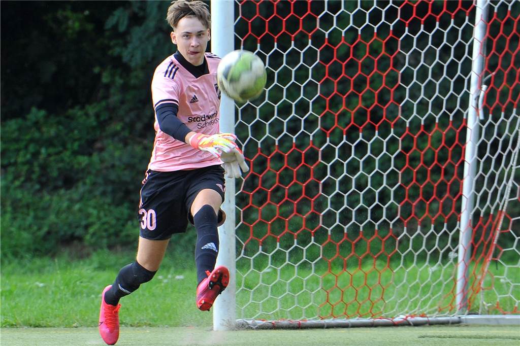 VfL Schwerte holt Torwart vom Königsborner SV: Junger Keeper mit Schwerter Vergangenheit Dennis Huber-Marzolla, hier im Tor des ETuS/DJK Schwerte im September 2020, wechselt zur nächsten Saison vom Königsborner SV zum VfL Schwerte.