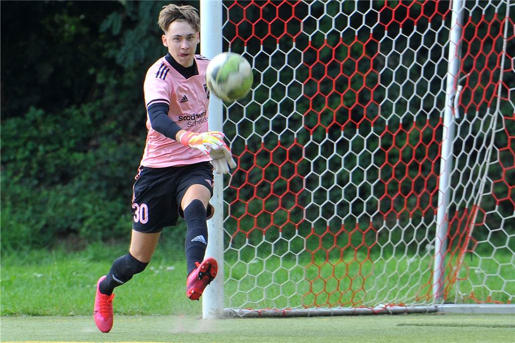 Königsborner SV angelt sich Torwart eines Liga-Konkurrenten, der für Spektakel steht Dennis Huber-Marzolla kommt vom ETuS/DJK Schwerte zum Königsborner SV.