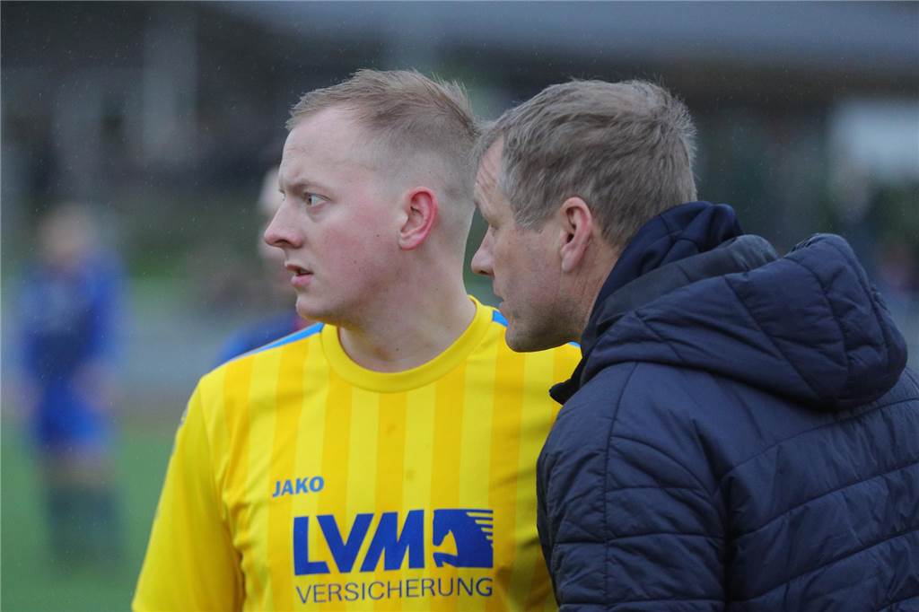 Dennis Idczak muss noch länger pausieren Dennis Idczak trägt ein Trikot des SV Herbern und unterhält sich mit Holger Möllers