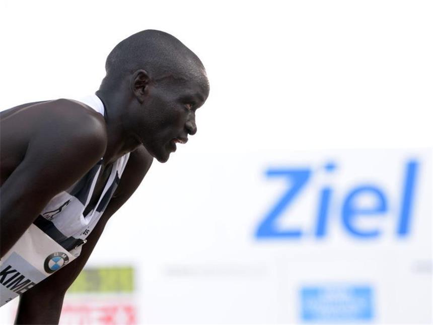 Kimetto mit super Marathon-Weltrekord in Berlin Dennis Kimetto hat das Ziel nach 2:02:57 Stunden erreicht - Weltrekord. Foto: Rainer Jensen