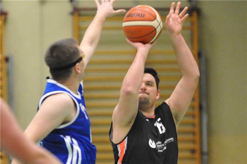 Der Castroper BC besiegt Olfen und rückt auf Rang drei vor Dennis Köhler (am Ball) war mit 18 Punkten bester Werfer des Castroper BC gegen den SuS Olfen.