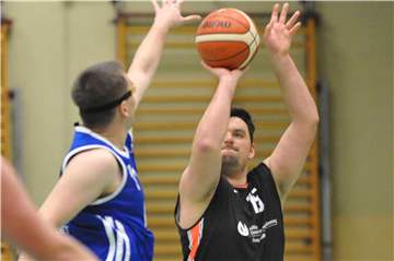 Dennis Köhler (am Ball) war mit 18 Punkten bester Werfer des Castroper BC gegen den SuS Olfen.