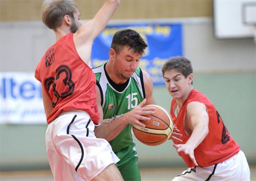 Dennis Köhler spielt Basketball für die TG Witten Dennis Köhler (grünes Trikot), der hier noch für seinen ehemaligen Verein TC Herne in der Landesliga-Partie gegen den ART Düsseldorf am Ball ist, spielt mittlerweile bei der TG Witten in der Oberliga.