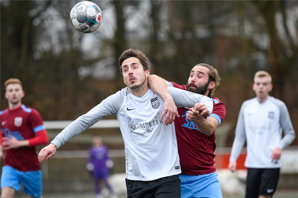 Weiteres Testspiel in Lünen fällt wegen einer Corona-Infektion aus Dennis Köse (l.) und der BV Brambauer hatten am Sonntag unfreiwillig spielfrei.