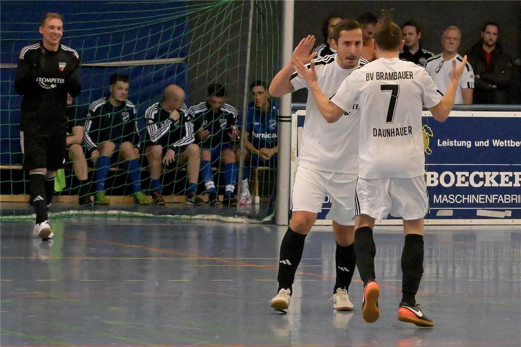 Dennis Köse und der BV Brambauer mit HSM-Traumstart Dennis Köse (M.) beglückwünscht Arkadij Daunhauer zum Treffer gegen den VfB Lünen.