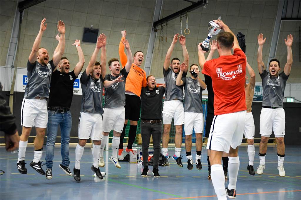 Dennis Köse macht nach 18 Jahren Schluss beim BV Brambauer Das Team des BV Brambauer reißt die Hände nach oben.