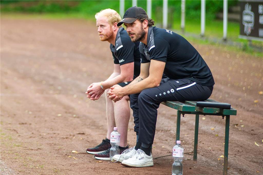 SV Dorsten-Hardt findet ein Interims-Trainertrio: Drei Spieler springen ein Dennis Konarski und Stefan Schröder auf der Trainerbank des SV Dorsten-Hardt