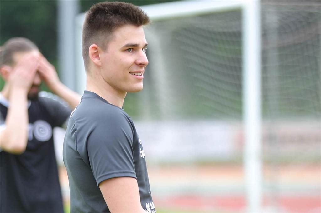 Eintracht Werne II ist in der neuen Liga angekommen Dennis Kozlik von Eintracht Werne II schaut lächelnd Richtung Spielfeld