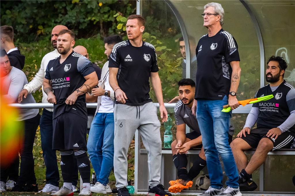 Für neue Saison: FC Frohlinde findet seine neuen Trainer bei einem Dortmunder Klub Dennis Lauth (graue Hose) ist in Castrop-Rauxel als Spieler des FC Frohlinde und der SG Castrop bekannt.