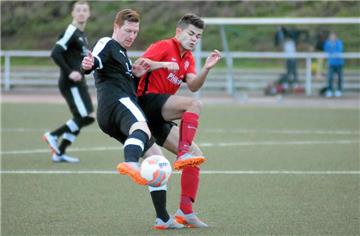 Dennis Lauth (schwarzes Trikot, gesperrt) fehlt der SG Castrop in der Partie gegen den FC Marokko Herne.