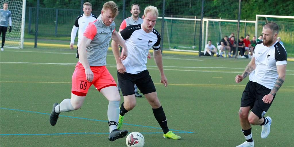 Werner SC II spielt gegen FC Nordkirchen II mit Spaß-Aufstellung Dennis Lerche (l.) und der Werner SC II verloren 2:4 gegen Nordkirchen II.