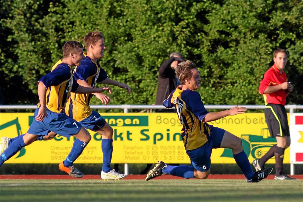 Vor 10 Jahren: Als Närdemann vor seinem Wechsel nach Nordkirchen das Finale für Herbern entschied Dennis Närdemann (r.) bejubelte den Siegtreffer zum 2:1.