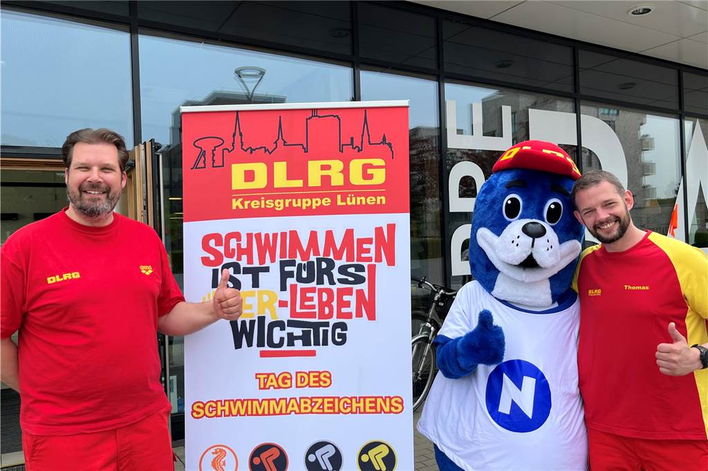 Lippe Bad mit zu wenig Kapazitäten für Schwimmanfänger: „Jede Stunde hilft“ Dennis Nehring, Thomas Wiewiora und Maskottchen Nobbie wünschen sich mehr Hallenzeiten für Schwimmanfänger im Lippebad.