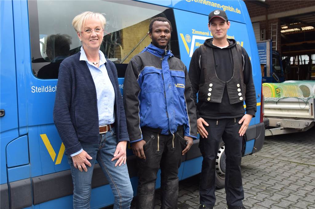 Flüchtlinge in Handwerksbetrieben: Ein Problem erschwert die Arbeit häufig Dennis Oyemah (M.) ist seit August Auszubildender in der Firma von Monika und Simon Vennemann.
