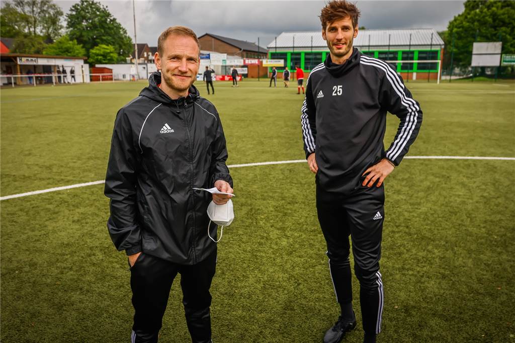 Paukenschlag in der Bezirksliga 9: Zwei Trainer treten zurück Dennis Rensmann (l.) und Alexander Schwarz haben ihre Trainerämter bei RW Germania niedergelegt.