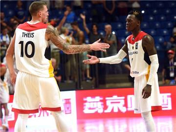 Dennis Schröder klatscht mit Daniel Theis ab. Der NBA-Jungstar ist für die deutschen Basketballer bei der EM unverzichtbar. Foto: Ariel Schalit