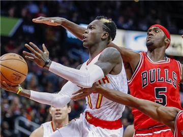 Dennis Schröder (l.) erzielte gegen die Chicago Bulls 13 Punkte. Foto: Erik S. Lesser