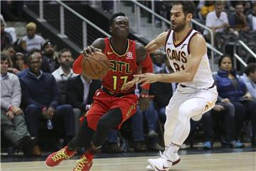 Dennis Schröder (l.) unterlag mit den Atlanta Hawks gegen die Cleveland Cavaliers um José Calderon. Foto: Curtis Compton