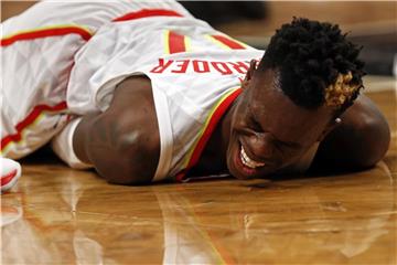 Dennis Schröder liegt beim Spiel gegen die Brooklyn Nets verletzt auf dem Parkett. Foto: Adam Hunger