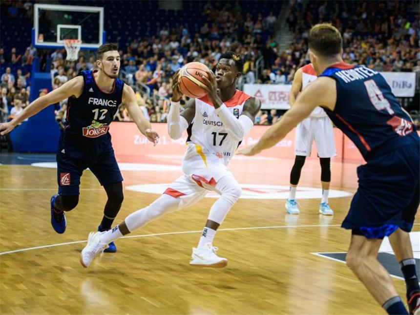 Basketballer verlieren EM-Generalprobe gegen Frankreich Dennis Schröder (M) zieht gegen die Franzosen Nando De Colo und Thomas Heurtel (r) zum Korb. Foto: Gregor Fischer