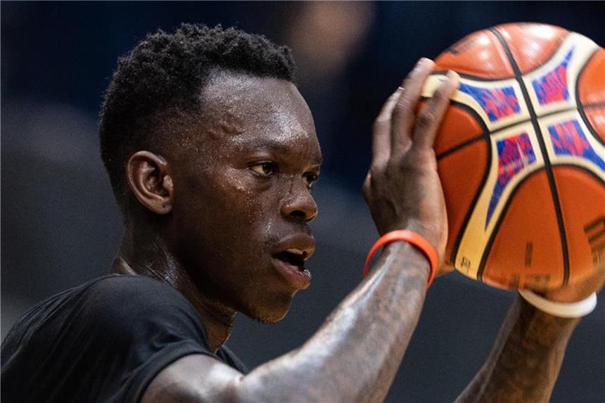 Basketball-Star Schröder freut sich Wechsel zu Oklahoma City Dennis Schröder spielt künftig für die Oklahoma City Thunder. Foto: Swen Pförtner