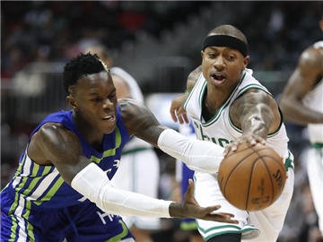 Dennis Schröder von den Atlanta Hawks (l) kämpft mit Isaiah Thomas von den Boston Celtics um den Ball. Foto: John Bazemore