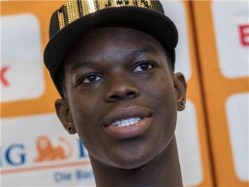 Dennis Schröder wurde im Test gegen die San Antonio Spurs geschont. Foto: Peter Steffen