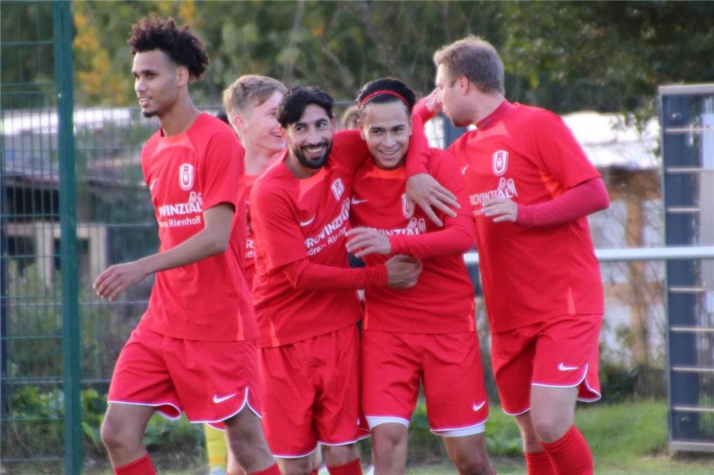 Derbys, kuriose Spielverläufe und Kantersiege: Sechs A-Kreisliga-Highlights der Hinrunde Dennis Schütz (M.) markierte das zwischenzeitlich 7:1 für RW Unna in Langschede.