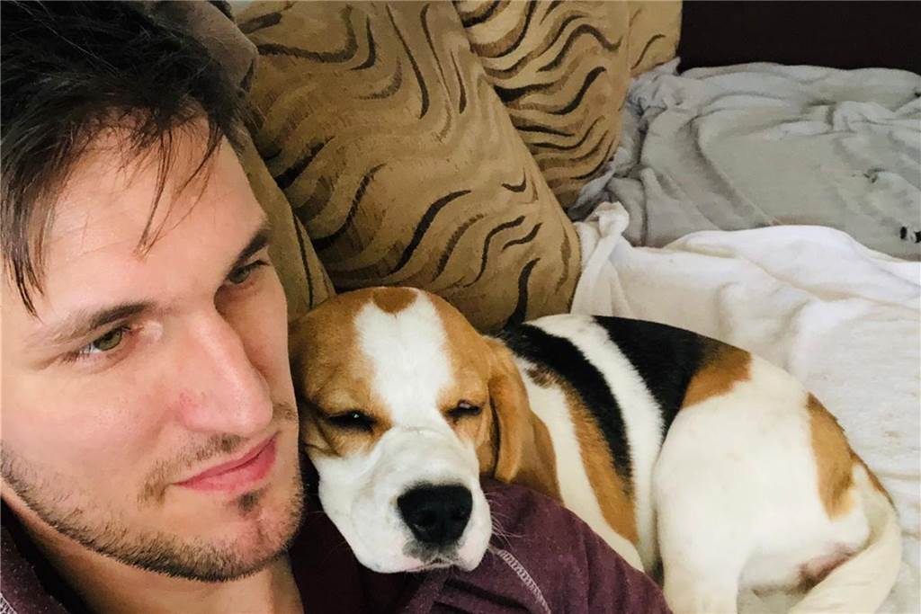 Besondere Freundschaften: Diese Hunde machen die Dortmunder Fußballer fit Dennis Schultze-Adler mit Bella.
