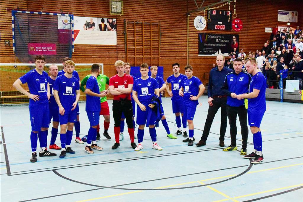 „Mich hat gefreut, dass er wieder dabei war“: Die Trainer-Fazits zur Hallen-Stadtmeisterschaft Dennis Schulz (2.v.r.) und der TuS Sythen konnten zufrieden mit ihrer Leistung sein.