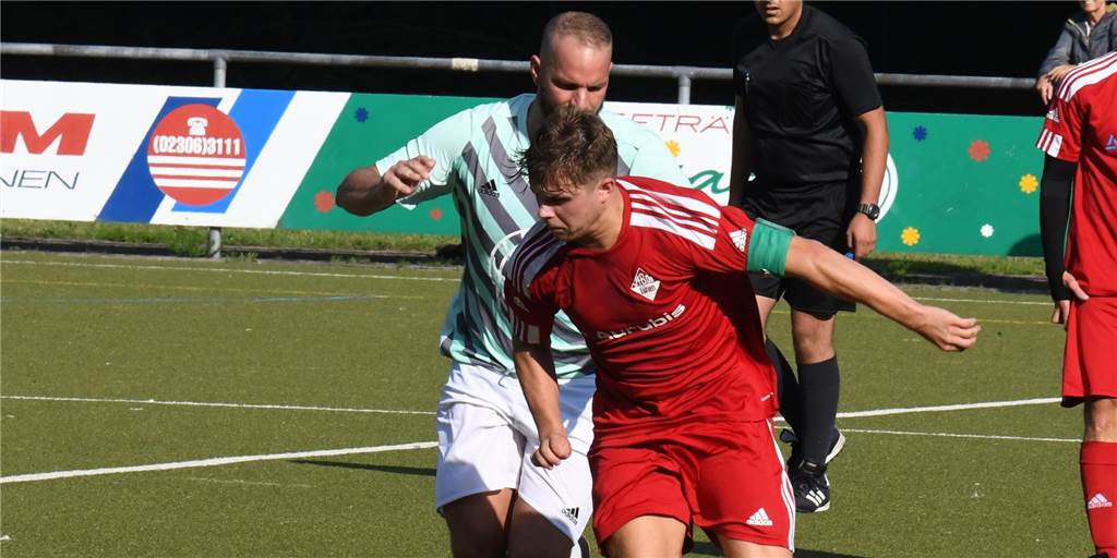 30-Meter-Knaller sichert VfB Lünen einen Punkt: Dennis Schulz mit klarer Meinung zum Saisonstart Dennis Schulz (vorne) führte den VfB Lünen am Sonntag als Kapitän auf den Platz.