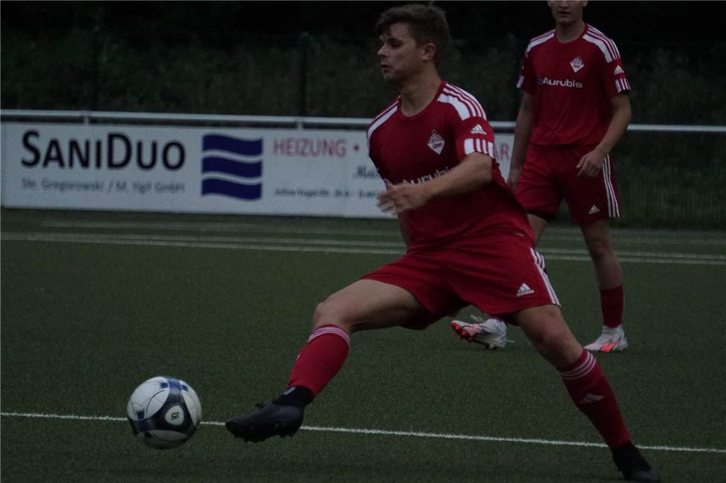 VfB Lünen zieht in nächste Pokalrunde ein Dennis Schulz (m.) spielt den Ball.