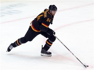 Dennis Seidenberg verpasste die NHL-Playoffs und könnte nun zum DEB-Team stoßen. Foto: Daniel Karmann