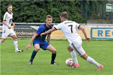 Dennis Seifert (blaues Trikot) verabschiedet sich am Saisonende vom Werner SC.
