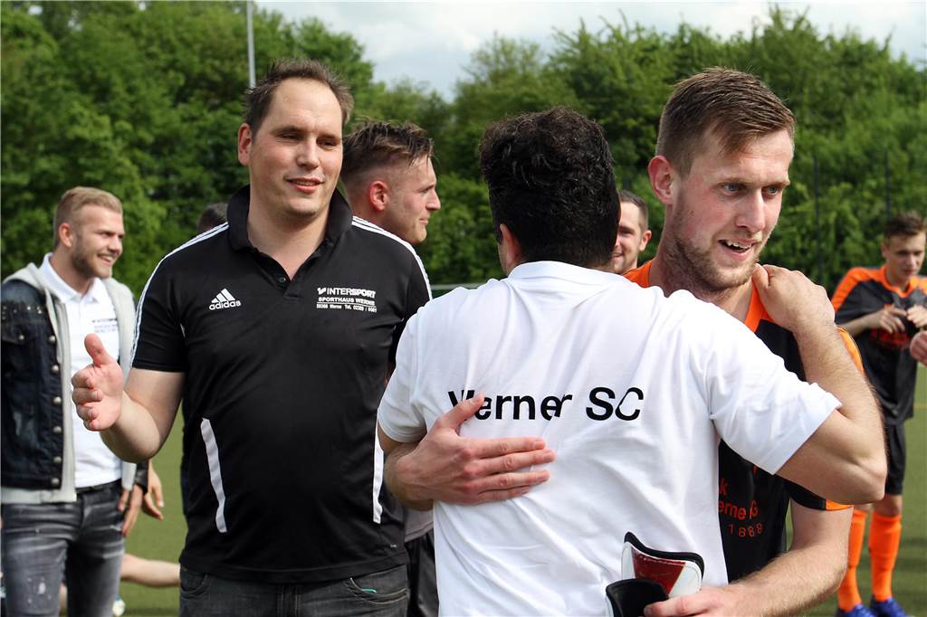 Dennis Seifert verlässt den FC Nordkirchen Dennis Seifert umarmt Kurtulus Öztürk