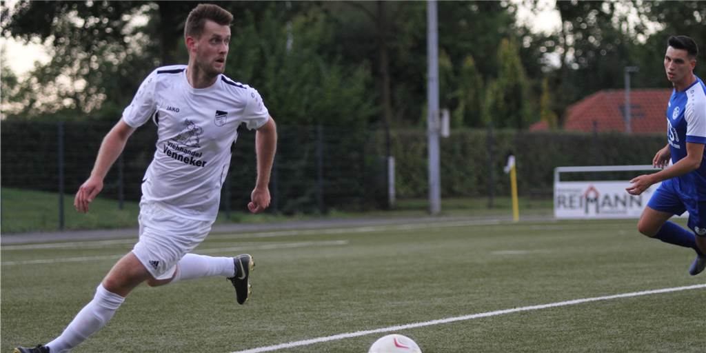 Party-Marathon: Spieler des FC Nordkirchen feiert erst Junggesellenabschied dann Aufstieg Dennis Seifert, Spieler des FC Nordkirchen ist hier auf dem Fußballplatz in Aktion. Einmal musste er aussetzen und verpasste dabei direkt den Aufstieg seiner Mannschaft.