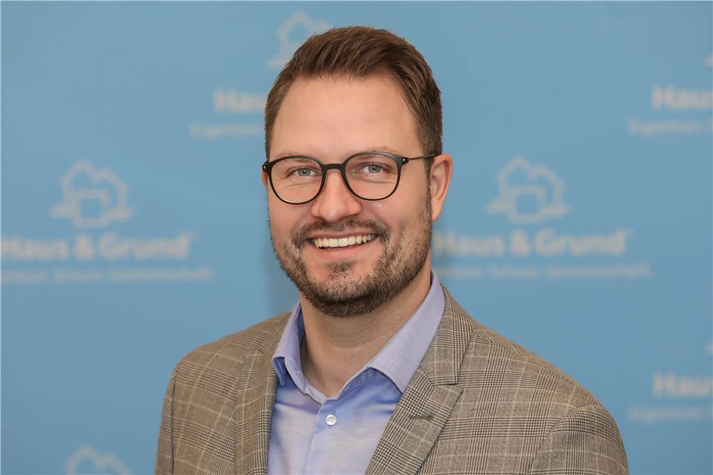 Neubau nahe dem Phoenix-See: Es werden „Schwarm-Anleger“ gesucht Dennis Soldmann, Geschäftsführer des Eigentümerverbandes Haus & Grund in Dortmund, verweist darauf, dass es sich bei dem Schwarm-Geld um Nachrangdarlehen handelt: „Man sollte sich daher sehr intensiv mit den Erfahrungen des Projektentwicklers, dem Projekt selbst und den übrigen Rahmenbedingungen auseinandersetzen und nur Beträge investieren, die im Verlustfall nicht weh tun.“