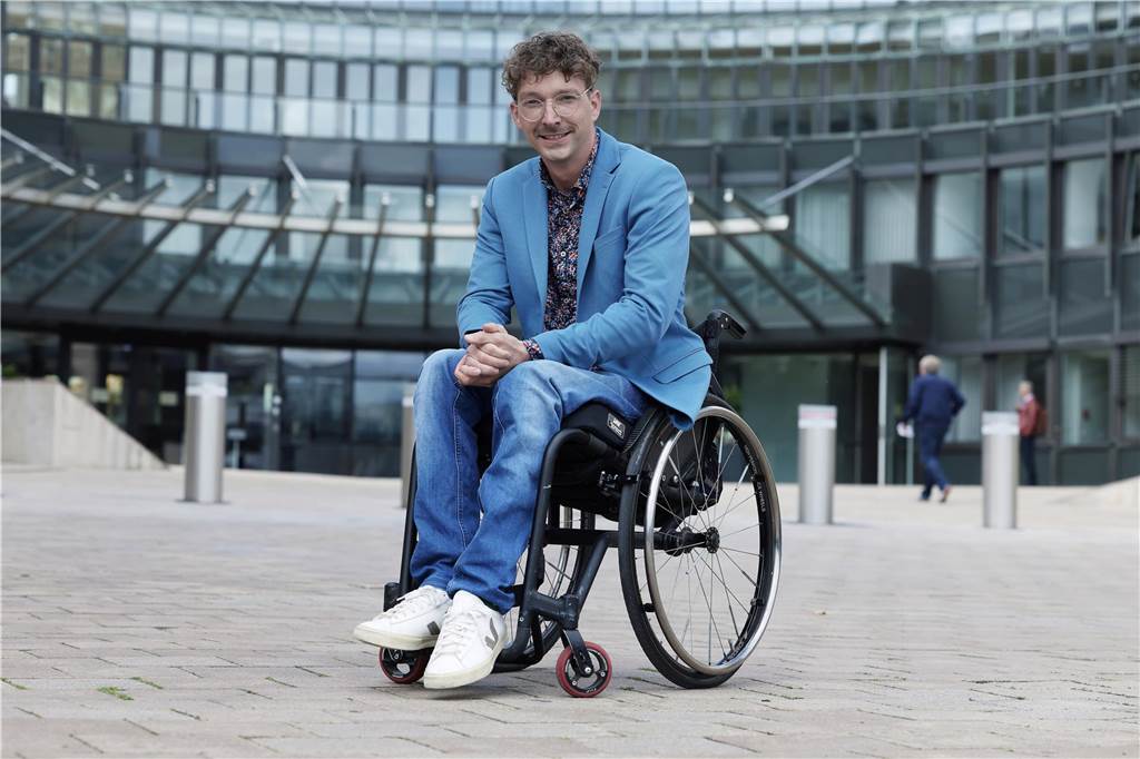 Special Olympics in Berlin: Rapper im Rollstuhl mit besonderer Botschaft Dennis Sonne ist Mitglied des NRW-Landtags für Bündnis 90/Die Grünen. Zwei seiner Schwerpunktthemen: Inklusion und Barrierefreiheit.