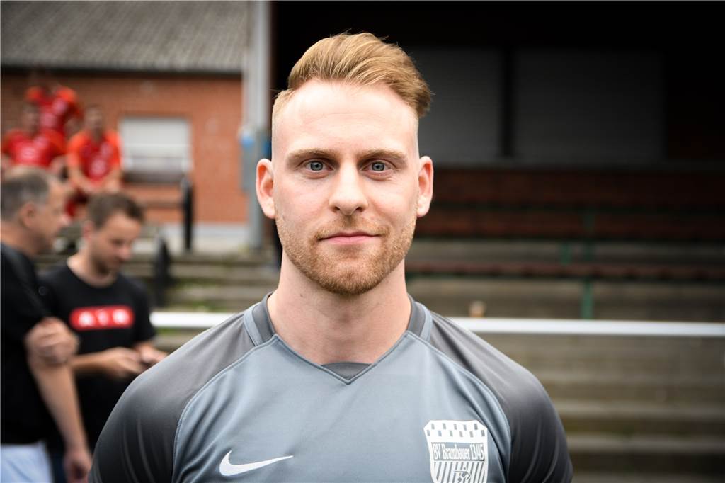 Wie bitter: Fußballer holt sich eine Minute nach Anpfiff den nächsten Faserriss Dennis Sturmat fehlt dem BV Brambauer erneut einige Wochen. Wieder ist er mit einer Muskelverletzung ausgefallen.