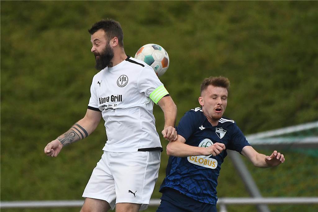 VfR Rauxel gewinnt B-Liga-Topspiel gegen VfB Habinghorst II: Kapitän verletzt ausgewechselt Dennis Teuber (l.) verletzte sich an der Schulter.