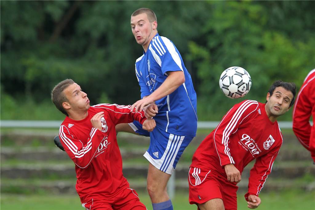 Torjäger Dennis Teuber: Von SternTV wissen meine Mitspieler nichts Dennis Teuber (Mitte) spielte 2010 in der Landesliga - für den VfB Habinghorst