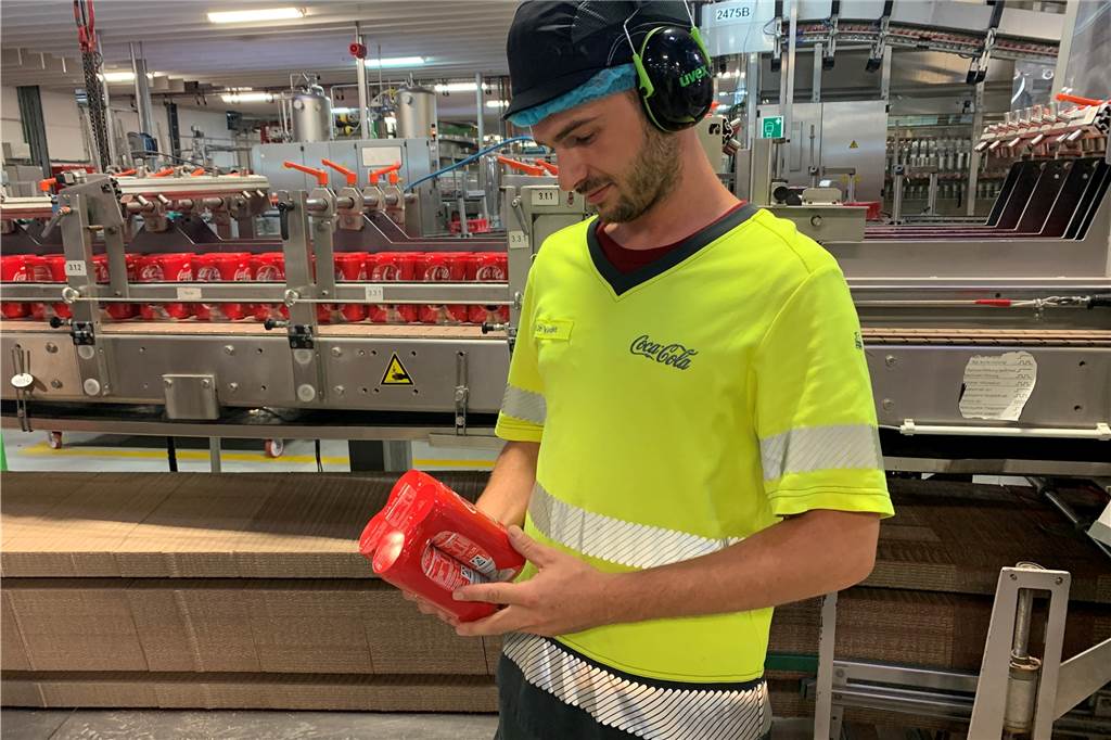 Dosen aus Dorsten: Der WM-Kader von Coca-Cola steht Dennis Vincenti bei der Begutachtung eines Vierer-Packs.