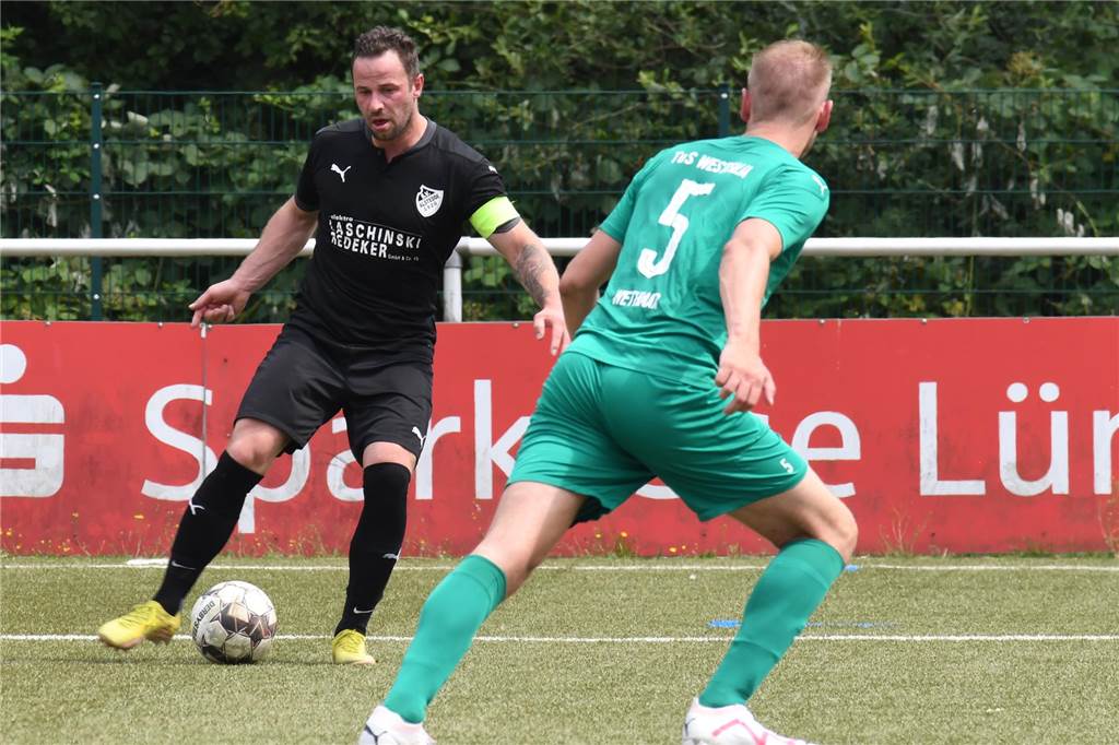 Transferbörse im Winter 2023/24 Dennis Wagner führt den Ball.