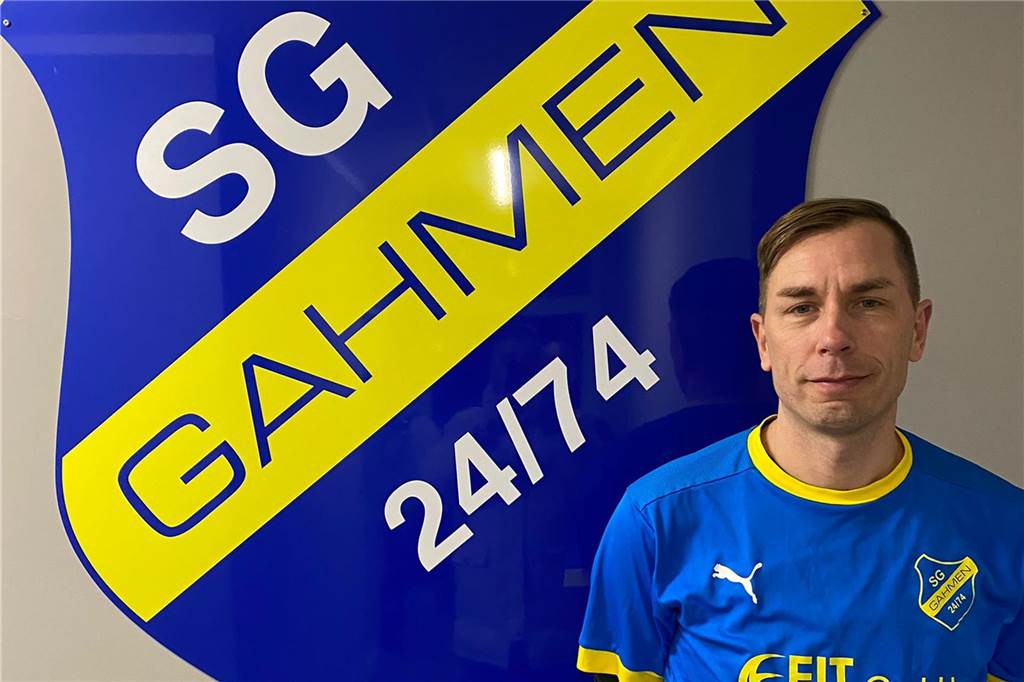 Ex-Gahmener wird Torwarttrainer beim FC Brünninghausen: Fußballschuhe hängen endgültig am Nagel Dennis Wegner vor dem Logo.