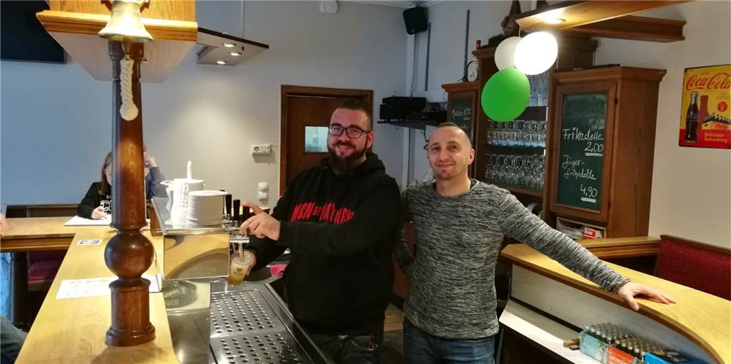 Neue Pächter im Vereinsheim am Entenpoth – einer ist in Hörde schon bekannt Dennis Zier (l.) und Bülent Durmus (r.) sind die neuen Pächter Am grünen Entenpoth in Hacheney.